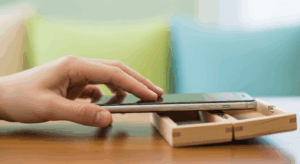 Gráfico ilustrando os benefícios de reduzir o tempo de tela no celular para saúde mental, foco e felicidade